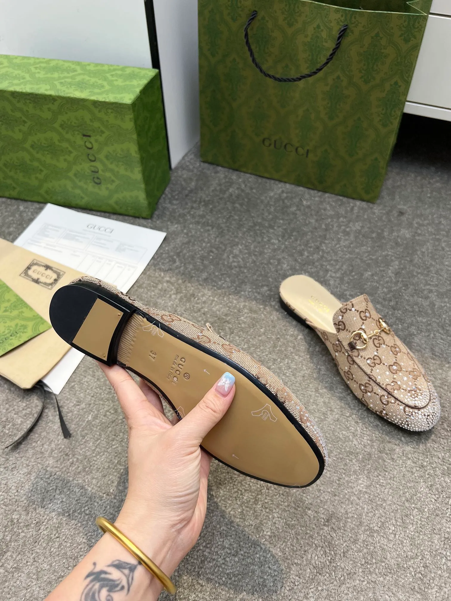 👟👟Ex-factory price 380👟👟 Genuine leather sole +50 Original quality guccisummer's latest limited edition slippers, top quality, purchased genuine development original special hot diamond process classic double G presbyopic inner sheepskin with Italian original board material and craftsmanship are the same as the original! Code number: 35-42,